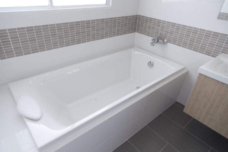 When and How You Should Replace a Bathtub Overflow Cover Plate